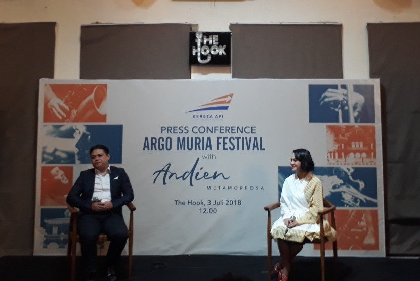 VP Pemasaran Angkutan Penumpang PT KAI (Persero) Agus Dwinanto Budiadji dan Andien saat konpers Argo Muria Festival with Andien.
