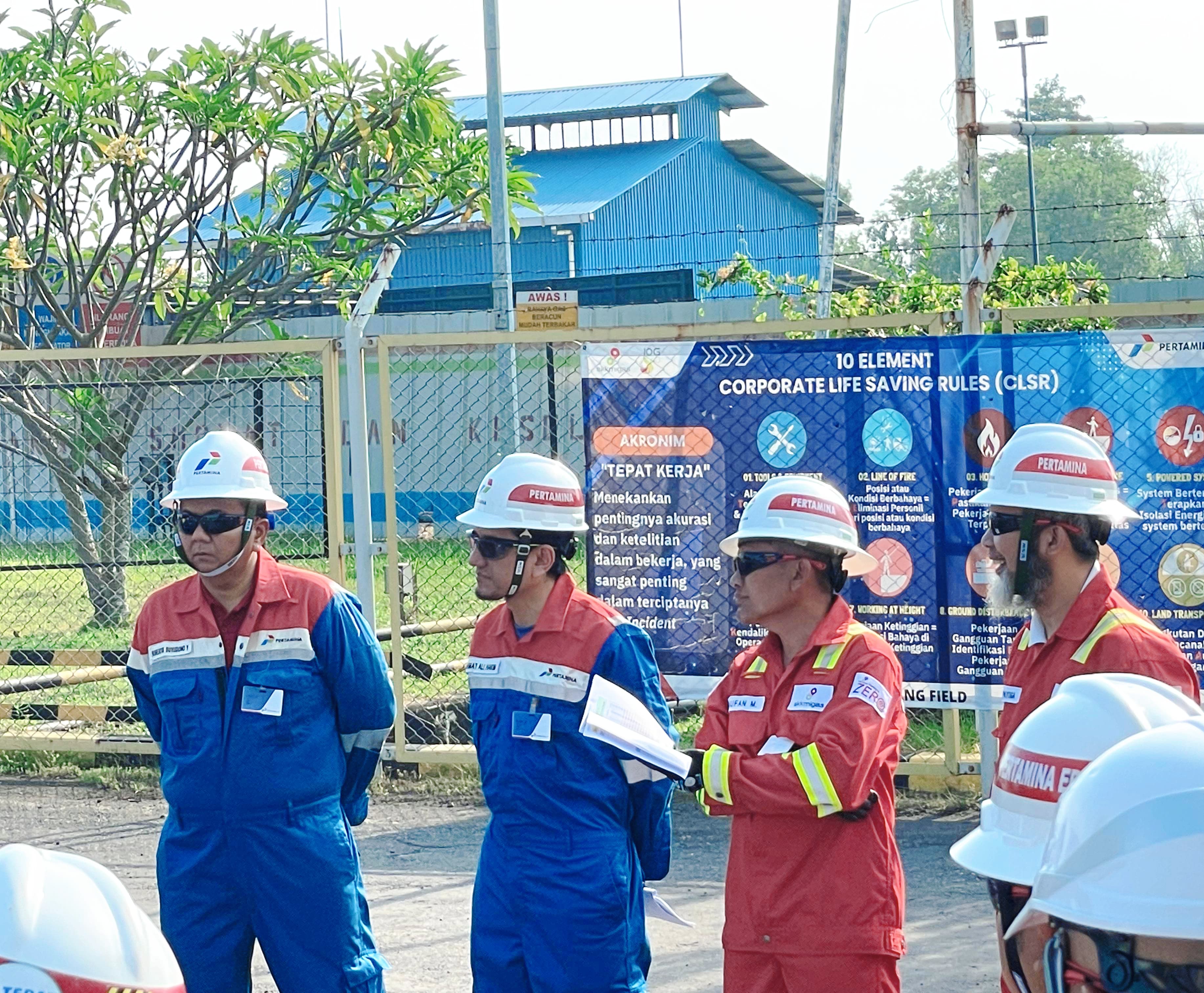 VP Production & Operation Regional Jawa, Rahmat Ali Hakim (dua dari kiri) bersama Deputi Eksploitasi SKK Migas, Taufan Marhaendrajana (2 dari kanan) berdiskusi progres proyek CO2 Reduction di Lapangan Jatibarang Pertamina EP yang berjalan sesuai target.