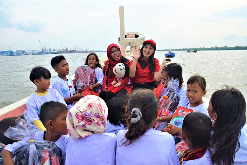 VP Public Relation Pelindo I, Fiona Sari Utami dan Bunda Indri dari Kampung Dongeng bercerita pada anak-anak Kampung Nelayan Belawan.