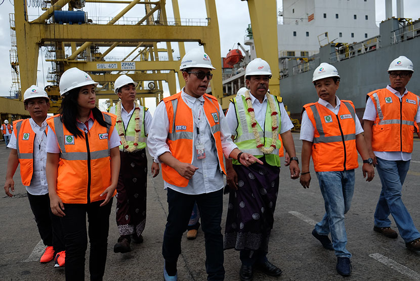  VP Public Relations Pelindo 1 Fiona Sari Utami, GM BICT Aris Zulkarnain (kedua kiri), dan Capt Usman Langkana (kiri ketiga) berbincang saat pemberian apresiasi kapal perdana yang sandar di BICT, baru-bru ini.