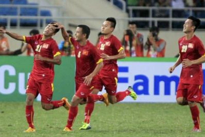 Vu Minh Tuan merayakan golnya ke gawang Vietnam bersama rekan-rekannya dalam laga Piala AFF 2014, Selasa (25/11).