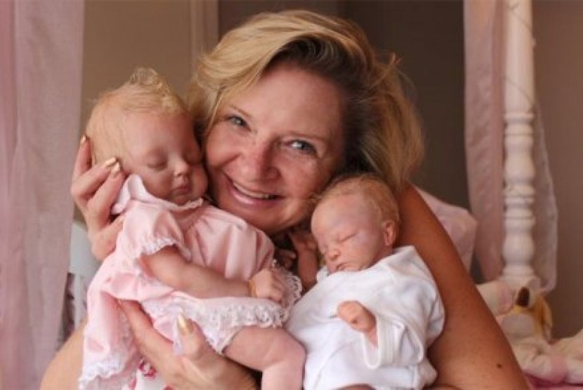 Vynette Smith dan dua boneka reborn buatannya.
