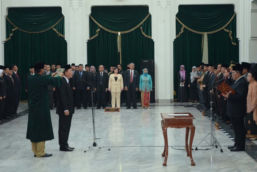 wa Karniwa (kiri) membacakan sumpah jabatan pada pelantikan dirinya sebagai Sekretaris Daerah Provinsi Jabar disaksikan oleh Gubernur Jabar Ahmad Heryawan, di Gedung Sate, Kota Bandung, Senin (12/10).