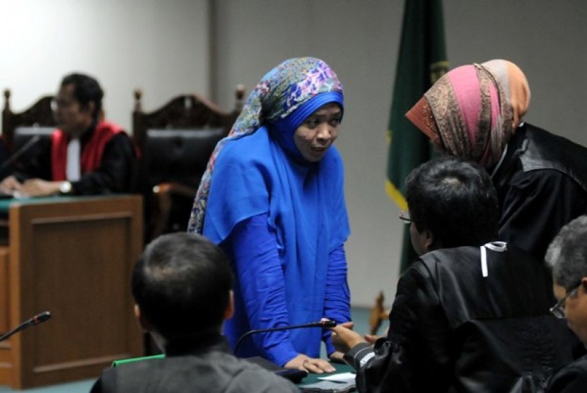 Wa Ode tengah berdiskusi dengan kuasa hukumnya untuk pengajuan banding di Pengadilan Tindak Pidana Korupsi, Jakarta, Kamis (18/10).