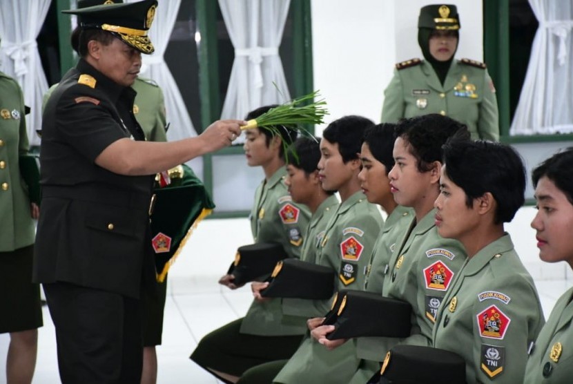 Waaspers Kasad, Brigjen TNI Agus Setiawan S.E  mengukuhkan dan merima anggota Korps Wanita Angkatan Darat, bertempat di Aula Cut NyaK Dien Pusdikkowad Kodiklatad, di Bumi Pasir Jati Lembang Bandung, Rabu, (19/2) 