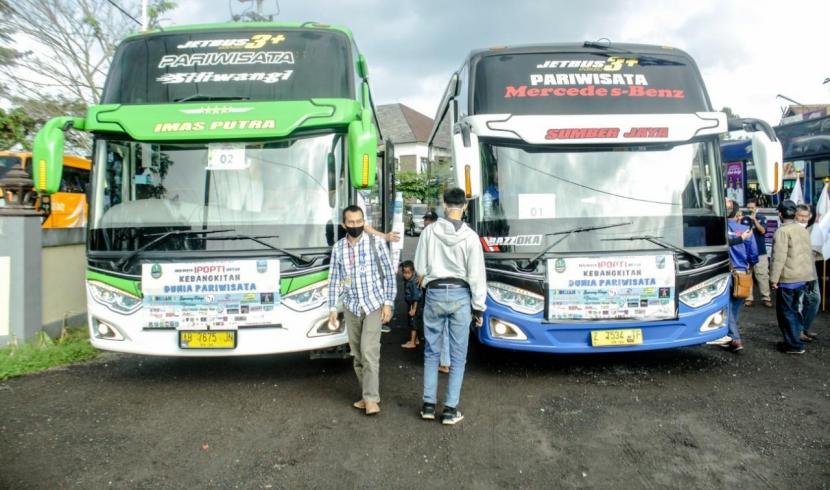 Wabup Ciamis Yana D Putra melepas konvoi bus pariwisata ke Pangandaran, Sabtu (11/7). Dok Humas Pemkab Ciamis.Wabup Ciamis Yana D Putra melepas konvoi bus pariwisata ke Pangandaran, Sabtu (11/7). 