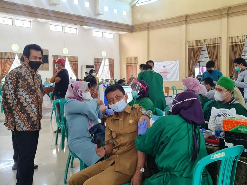 Wabup Ciamis Yana D Putra memantau pelaksanaan vaksinasi kepada pelayan publik di Aula Gedung Islamic Center Ciamis, Selasa (6/4). 