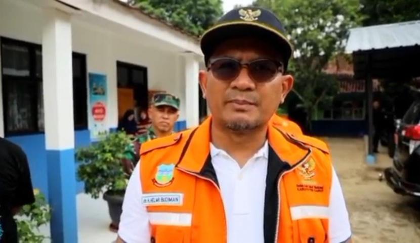 Wabup Garut, Helmi Budiman, saat memberikan keterangan terkait dampak gempa bumi di Kabupaten Garut, Ahad (4/12/2022). 