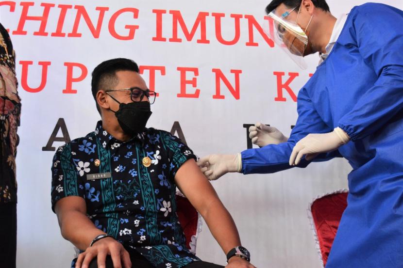Wabup Kuningan, M Ridho Suganda, menjadi orang pertama yang disuntik vaksin Covid-19 di Kabupaten Kuningan, Kamis (28/1). Penyuntikan terhadap wabup itupun menandai dimulainya vaksinasi Covid-19 di Kabupaten Kuningan. 