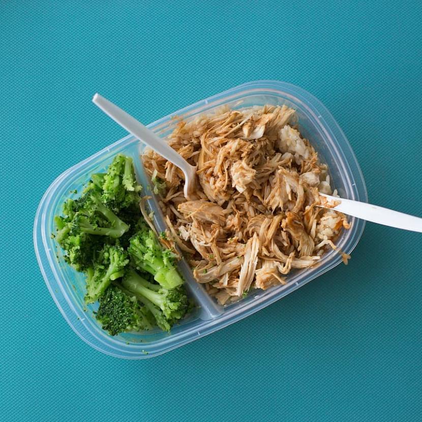Cara mengurangi risiko makanan terkontaminasi mikroplastik. (ilustrasi)