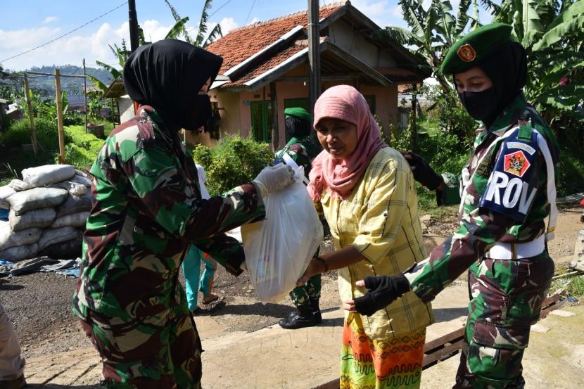 Wadan Pusdikkowad TNI AD Letkol CAJ Dra Diah Laksanawati menyerahkan paket sembako kepada warga Kecamatan Lembang, KBB. 