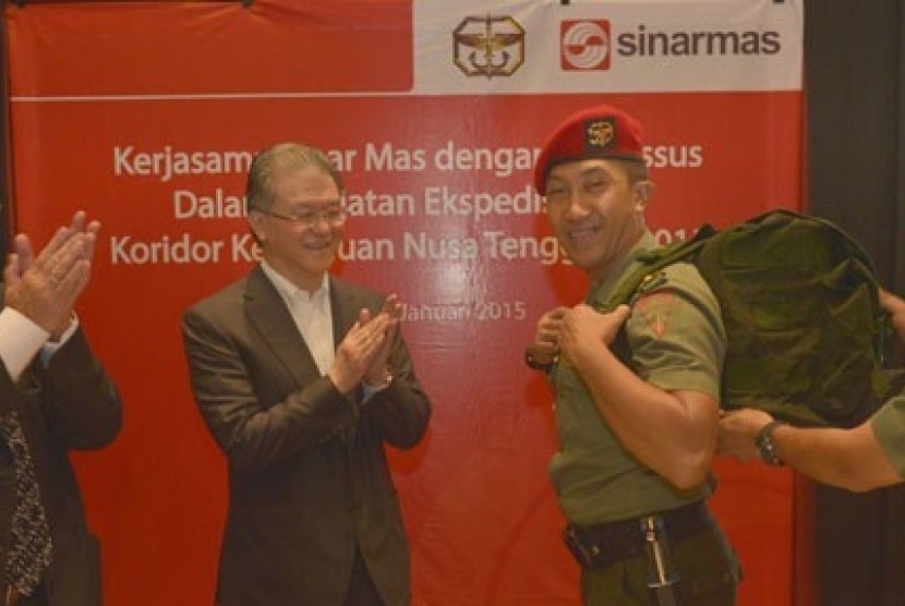 Wadanjen Kopassus Brigjen TNI M. Herindra (kanan) secara simbolis memakaikan ransel kepda Koordinator Lapangan Ekspedisi NKRI Kol. Inf. Sidharta Wisnu Graha (kedua kanan) disaksikan Managing Director Sinar Mas G. Sulistiyanto (kiri) dan Board Member of Sin