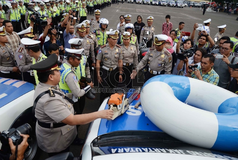  Wadirlantas Polda Metro Jaya AKBP Valentino Tatareda memeriksa peralatan usai Apel Kesiapan Banjir Polda 2015 di halaman Polda Metro Jaya, Jakarta, Selasa (10/11).   (Republika/Yasin Habibi)