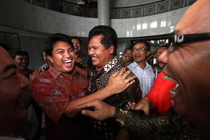 Wagub Bali Ketut Sudikerta menerima pendukungnya di gedung MK, Jakarta Pusat, Kamis (20/6).