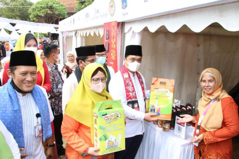 Pembukaan BKOW Fair (Pasar Murah dan Hiburan Rakyat) di Pusat Budaya Betawi Setu Babakan, Jakarta Selatan dihadiri oleh Wkil Gubernur DKI Jakarta, Ahmad Riza Patria .