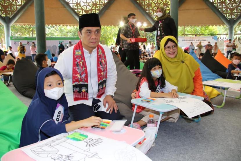 Wagub DKI Jakarta, Ahmad Riza Patria, saat meresmikan pembukaan BKOW Fair (Pasar Murah dan Hiburan Rakyat) di Pusat Budaya Betawi Setu Babakan, Jakarta Selatan.