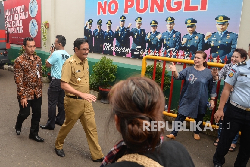 Wagub DKI Jakarta Djarot Saiful Hidayat bergegas seusai menjenguk Gubernur DKI Jakarta Basuki Tjahaja Purnama atau Ahok yang ditahan di Rutan Cipinang, Jakarta, Selasa (9/5). 