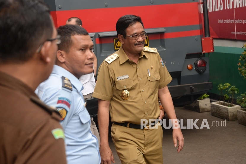 Wagub DKI Jakarta Djarot Saiful Hidayat bergegas seusai menjenguk Gubernur DKI Jakarta Basuki Tjahaja Purnama atau Ahok yang ditahan di Rutan Cipinang, Jakarta, Selasa (9/5).