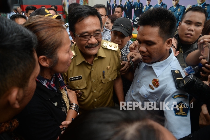 Wagub DKI Jakarta Djarot Saiful Hidayat bergegas seusai menjenguk Gubernur DKI Jakarta Basuki Tjahaja Purnama atau Ahok yang ditahan di Rutan Cipinang, Jakarta, Selasa (9/5).