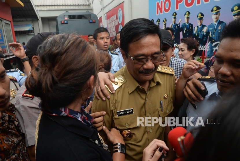 Wagub DKI Jakarta Djarot Saiful Hidayat bergegas seusai menjenguk Gubernur DKI Jakarta Basuki Tjahaja Purnama atau Ahok saat masih ditahan di Rutan Cipinang, Jakarta pada 9 Mei 2017.