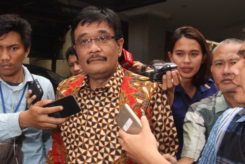 Wagub DKI Jakarta Djarot Saiful Hidayat (tengah) menjawab pertanyaan wartawan usai diperiksa Bareskrim di Mabes Polri, Jakarta, beberapa waktu lalu.