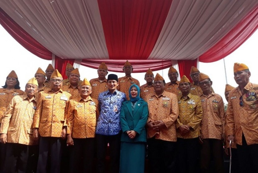 Wagub DKI Jakarta Sandiaga Uno berfoto bersama veteran usai upacara peringatan Hari Pahlawan