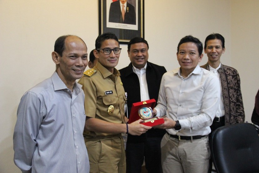 Wagub DKI Jakarta, Sandiaga Uno (kedua dari kiri) berfoto bersama rombongan Forum Akademisi Indonesia (FAI).