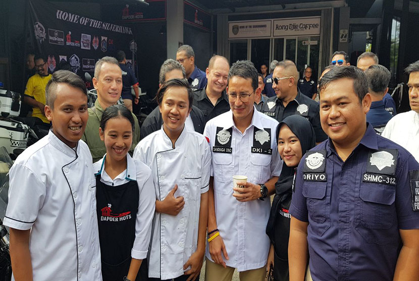 Wagub DKI Sandiaga Uno berfoto bersama usai menekn prasasti  prasasti UKM HOTS OK OCE di Cipete Selatan.