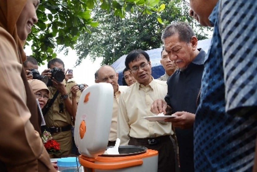  Wagub Jabar, Deddy Mizwar mencoba beras raskin di halaman belakang Gedung Sate, Kota Bandung, Rabu (22/1).
