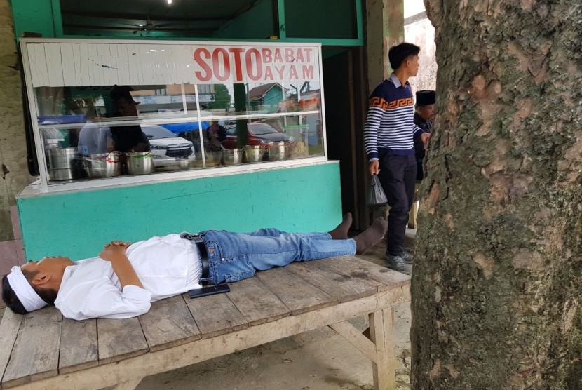 Wagub Jabar Dedi Mulyadi tidur di bale-bale warteg di Karawang, Senin (19/2),setelah ke berkampanye di sejumlah tempat di Karawang