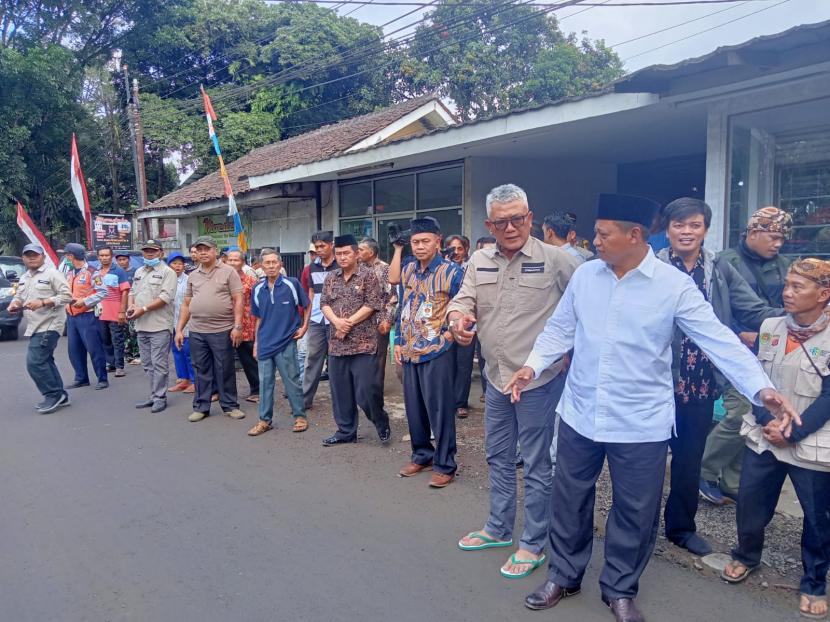 Wakil Gubernur (Wagub) Jawa Barat Uu Ruzhanul Ulum (baju) mendatangi Desa Cikembar, Kecamatan Cikembar, Kabupaten Sukabumi, Kamis (5/1/2023), untuk menyampaikan rencana perbaikan jalan rusak.