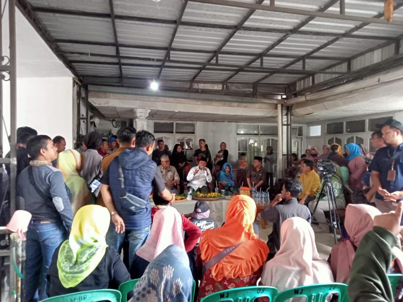 Wakil Gubernur Jawa Barat Uu Ruzhanul Ulum berdialog dengan warga Desa Cikembar, Kecamatan Cikembar, Kabupaten Sukabumi, Kamis (5/1/2023), dan menyampaikan rencana perbaikan jalan rusak.