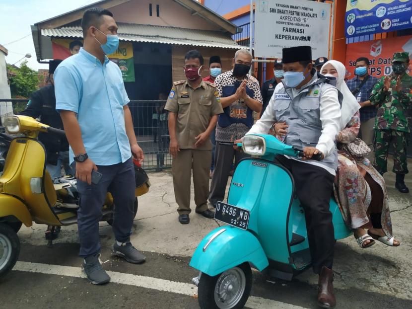 Wagub Jabar Uu Ruzhanul Ulum datang ke TPS di Kecamatan Manonjaya dengan mengendarai vespa bersama istrinya, Rabu (9/12). 