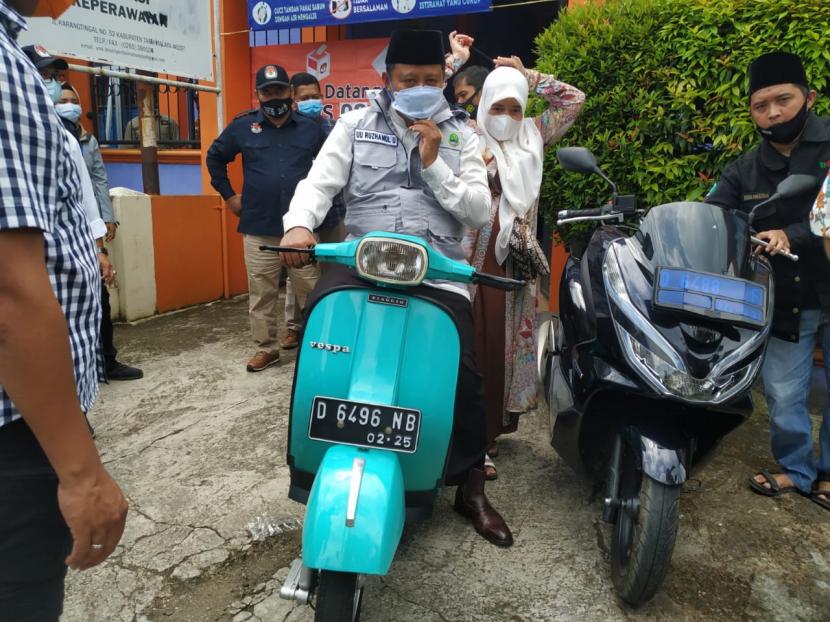 Wagub Jabar Uu Ruzhanul Ulum datang ke TPS di Kecamatan Manonjaya dengan mengendarai vespa bersama istrinya, Rabu (9/12). 