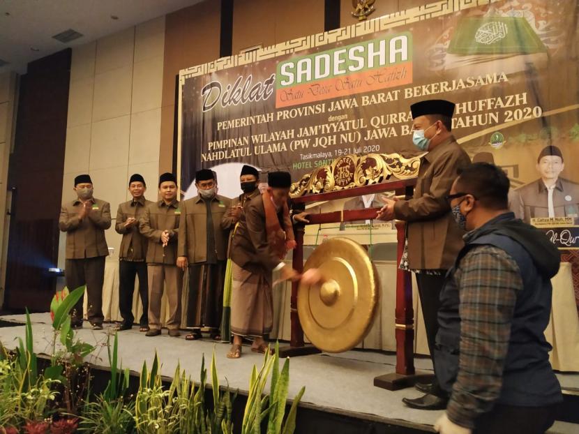 Hafizd di Jabar Disiapkan Untuk Hapus Intoleransi. Foto: Wagub Jabar Uu Ruzhanul Ulum membuka kegiatan diklat untuk para peserta program Satu Desa Satu Hafidz (Sadesha) di Kota Tasikmalaya, Ahad (19/7). 