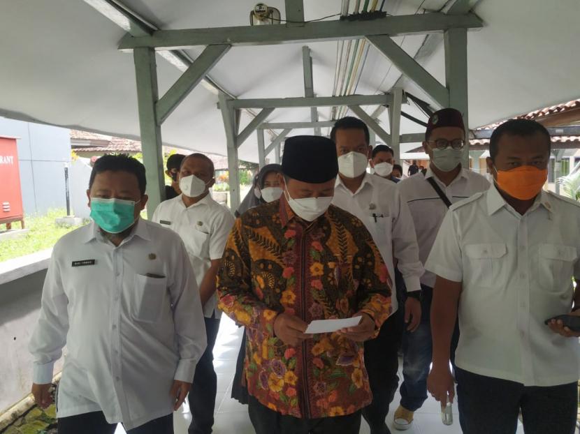 Wagub Jabar Uu Ruzhanul Ulum meninjau kesiapan RSUD dr Soekardjo Kota Tasikmalaya dalam menghadapi lonjakan kasus Covid-19, Rabu (9/2/2022).Kasus harian Covid-19 di Kota Tasikmalaya sudah mengalami penurunan dalam beberapa hari terakhir. Kendati demikian, berdasarkan Instruksi Menteri Dalam Negeri (Inmendagri) terbaru, Kota Tasikmalaya masih harus menerapkan pemberlakuan pembatasan kegiatan masyarakat (PPKM) level 3.