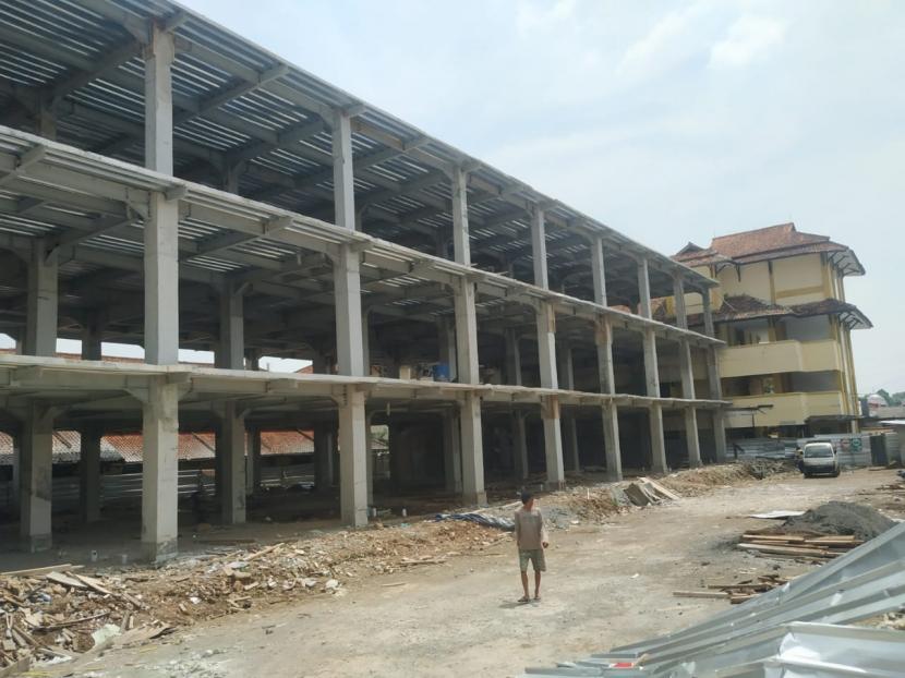 Wagub Jabar Uu Ruzhanul Ulum meninjau pembangunan gedung poliklinik RSUD dr Soekardjo Kota Tasikmalaya yang belum selesai, Rabu (9/2/2022).