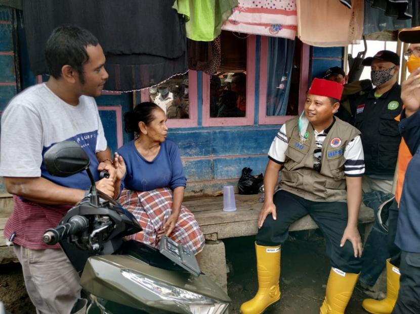 Wagub Jabar Uu Ruzhanul Ulum meninjau warga terdampak banjir bandang di Kecamatan Pameungpeuk, Kabupaten Garut, Rabu (14/10).