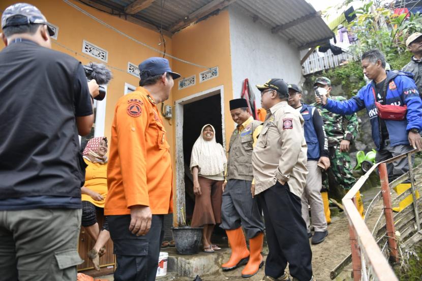 Wagub Jabar, Uu Ruzhanul Ulum, meninjau wilayah terdampak banjir di Kecamatan Garut Kota, Kabupaten Garut, Ahad (17/7/2022). 