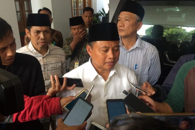 Wagub Jabar Uu Ruzhanul Ulum saat diwawancara wartawan di Kota Tasikmalaya, Sabtu (2/8). 