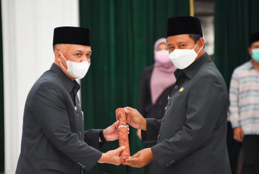 Wagub Jabar Uu Ruzhanul Ulum saat melantik Kepala Biro Organisasi Setda Provinsi Jabar Asep Sukmana sebagai Pj. Sekda Kabupaten Bandung di Gedung Sate, Kota Bandung, Senin (1/3/2021). 