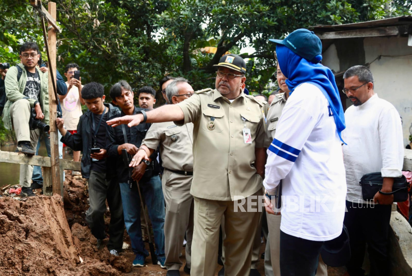 Wagub Jakarta Rano Karno saat meninjau pengerukan di Kali Krukut, Cilandak Timur, Pasar Minggu, Jakarta Selatan, Jumat (21/2/2025). 