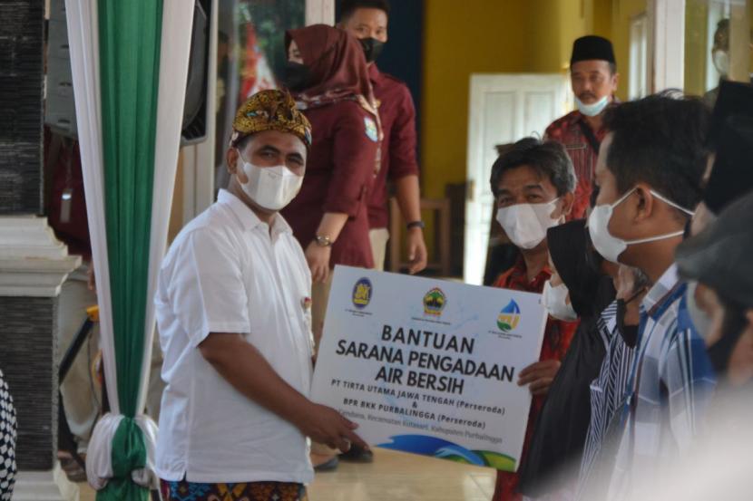 Wagub Jateng Taj Yasin Maimoen memberikan sejumlah bantuan ke Desa Cendana, Kecamatan Kutasari, Kabupaten Purbalingga, Kamis (23/6).