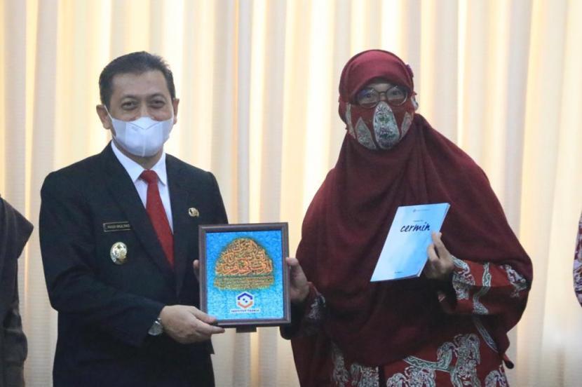 Wagub Kaltim H Hadi Mulyadi ketika menerima kunjungan Rektor Institut Agama Islam (IAI) Tazkia Murniati Mukhlisin 