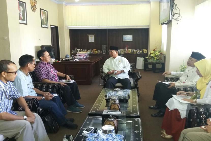 Wagub NTB Muhammad Amin (tengah) menerima pengurus Ikapi DKI Jakarta yang dipimpin ketuanya, Afrizal Sinaro (ketiga dari kiri), di kantor Wagub NTB, Mataram, Jumat (8/4).