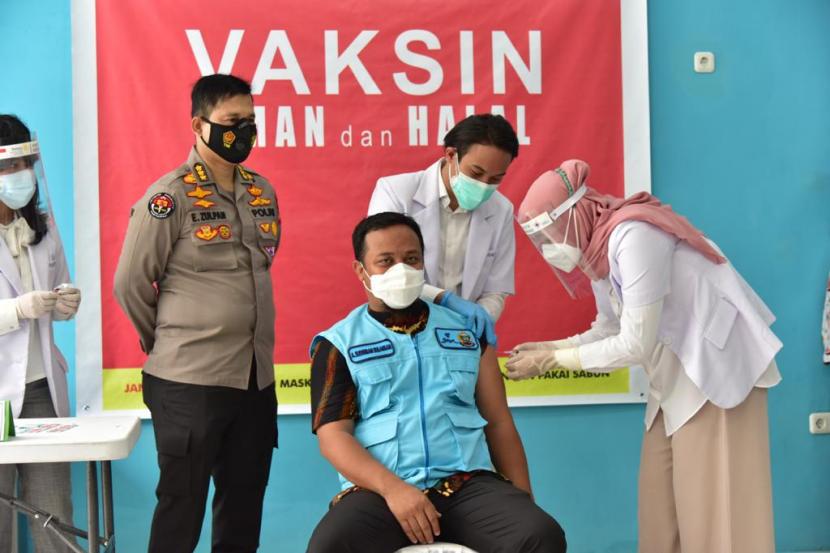 Wagub Sulawesi Selatan, Andi Sudirman Sulaiman menjadi pejabat di Sulsel yang menjalani vaksinasi Covid-19.