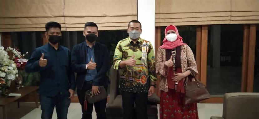 Wagub Sumatera Barat  Audy Joynaldi menerima panitia  Konser Tribute to Elly Kasim di rumah pribadinya di Padang, Ahad (5/9).