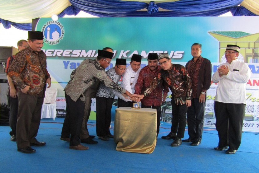 Wagub Sumatera Selatan Ishak Mekki meresmikan Sekolah Al-Azhar Palembang, Senin (17/7). 