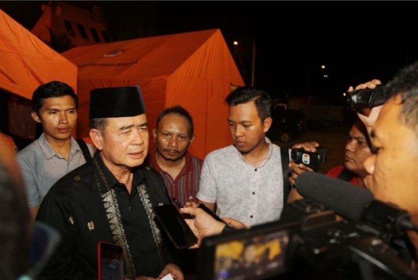 Wagub Sumatra Barat Nasrul Abit menyerahkan bantuan rendang 600 kg untuk korban dan pengungsi tsunami Selat Sunda di Lampung, Sabtu (29/12) malam.