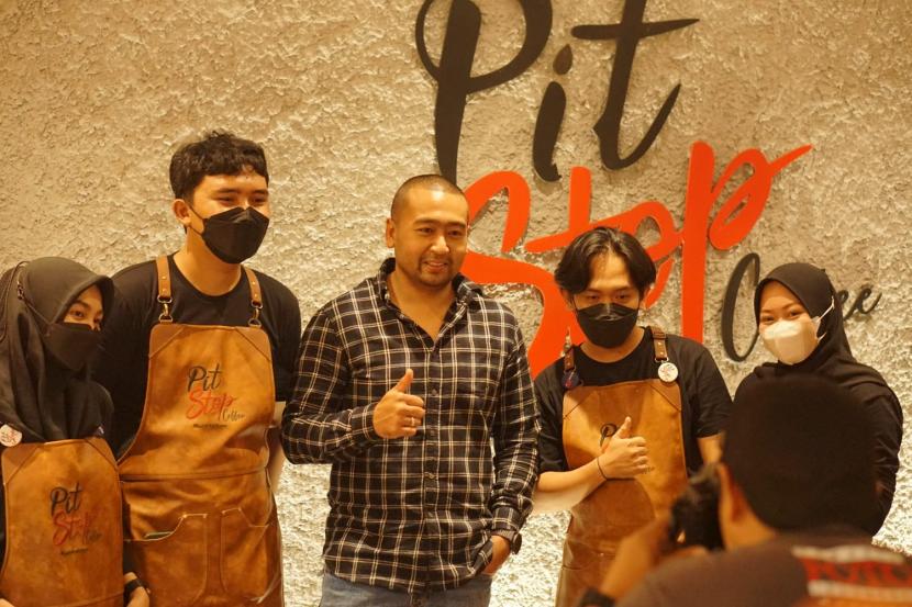 Wagub Sumbar Audy Joinaldy hadir dalam peresmian Pitstop Coffee di Makassar, Rabu (8/6/2022).